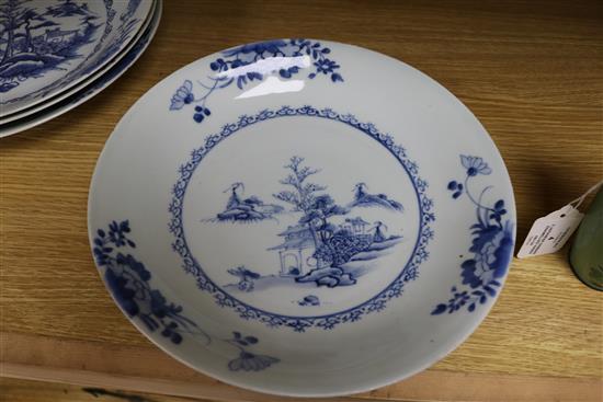 Five Chinese blue and white plates diameter 29cm